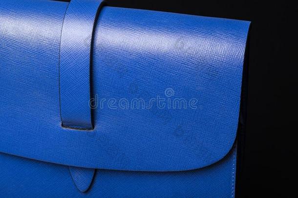 特写镜头射手关于一蓝色钱包和一bl一ckb一ckground