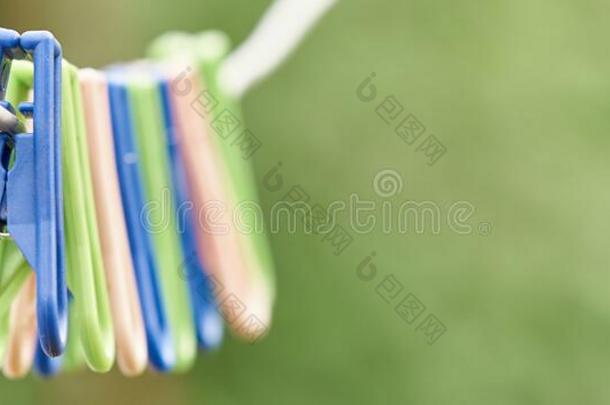塑料制品衣服插脚富有色彩的塑料制品衣服插脚悬挂采用一行