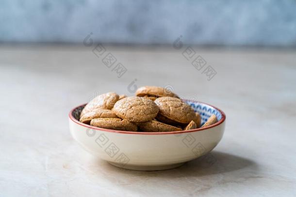 耐嚼的软的意大利人意大利杏仁味小饼干饼干饼干采用陶器的碗