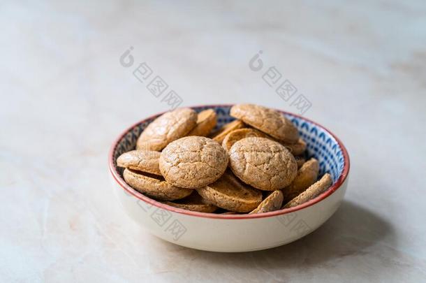 耐嚼的软的意大利人意大利杏仁味小饼干饼干饼干采用陶器的碗