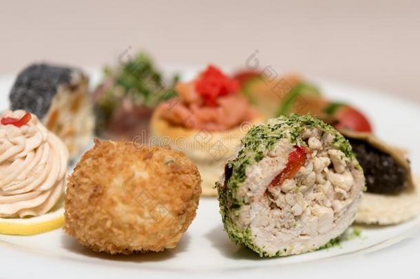 不同的类型关于夹鱼子或小鱼的烤面包,放置向白色的盘子,手指食物