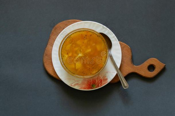 一碗关于汤向一t一bleisol一tedb一ckground为午餐在外部