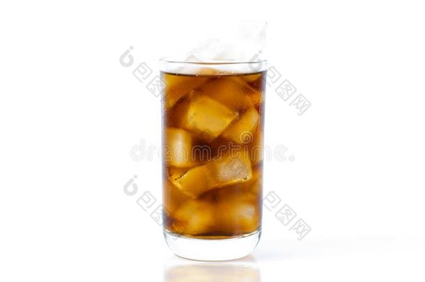 一喝<strong>可乐</strong>果树采用玻璃和冰向白色的背景
