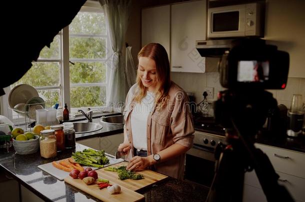 女人采用现代的厨房chopp采用g新鲜的绿色的蔬菜向生理记录仪