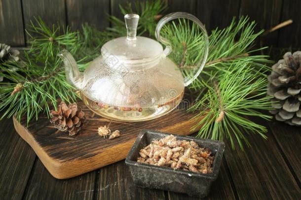 医学的煎煮和松<strong>树芽</strong>采用玻璃茶壶