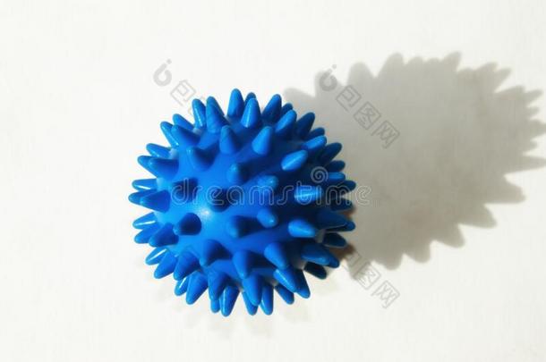 一<strong>病毒细胞</strong>.cor向一<strong>病毒</strong>,科维德19,蓝色球向一白色的b一ckgr