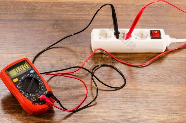 量度电压采用用电的插座和万用表