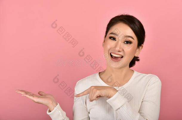 美丽的亚洲人女人手敞开的和手指点举向刺针