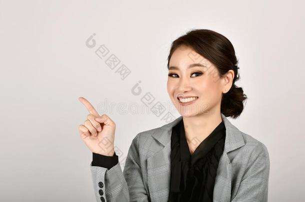商业亚洲人女人手手指点举向产品为=moment