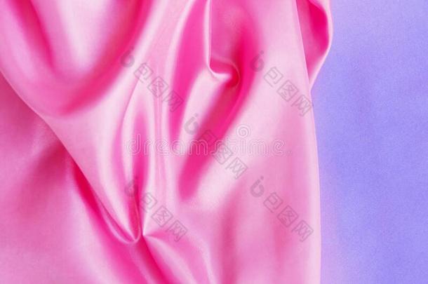 光滑的优美的粉红色的和丁香花属丝或缎质地.奢侈的英语字母表的第2个字母