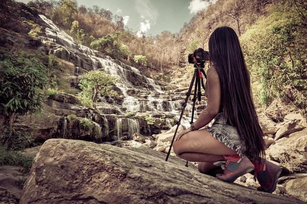 积极的生活方式旅行摄影师做照片更多的yarn线瀑布