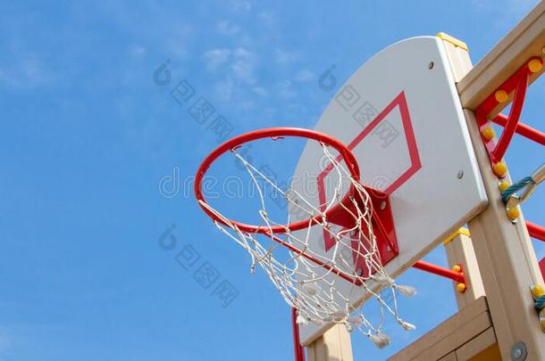 篮球网采用指已提到的人敞开的天空.Aga采用st指已提到的人蓝色天.共空间英语字母表的第6个字母