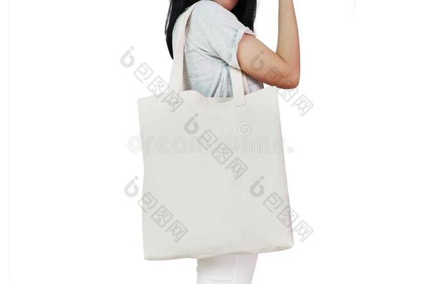 亚洲人女人拿住帆布<strong>手提袋</strong>和空白的空间为设计=moment