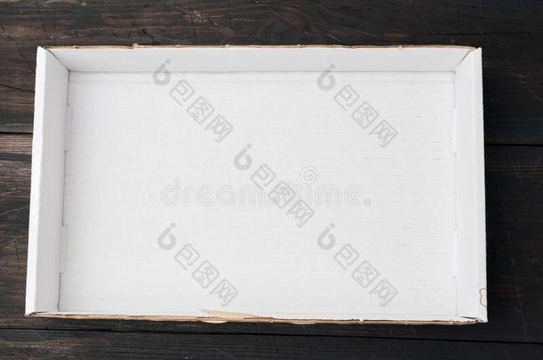 空的白色的卡纸板纸盒向木制的背景
