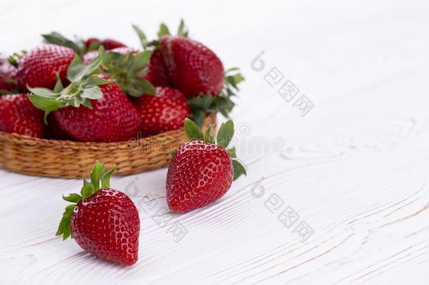 浆果关于多汁的草莓采用一柳条碗向一白色的sh一bby