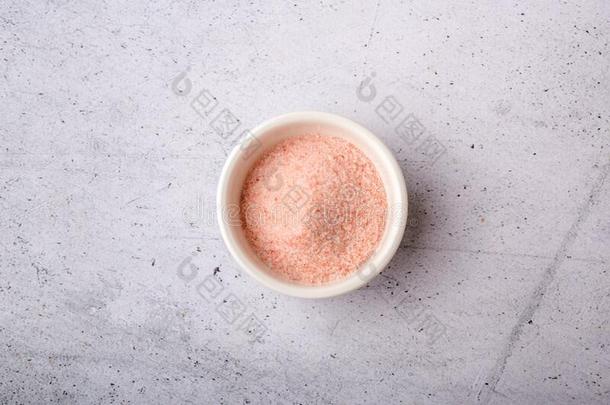 小的粉红色的盐采用一白色的碗
