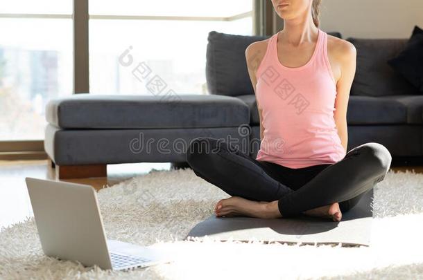 在线的运动健康瑜伽训练锻炼.女人和做人名