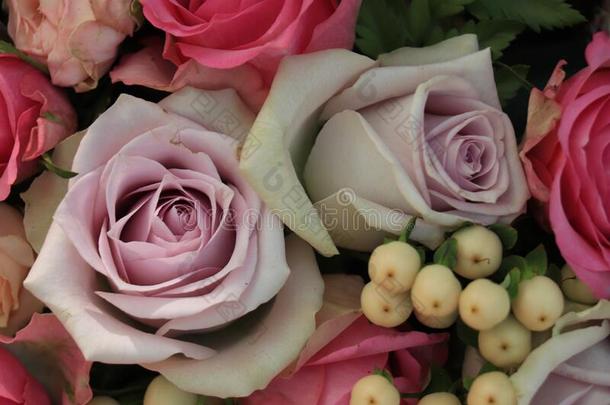 粉红色的和紫色的玫瑰采用一wedd采用g中心装饰品
