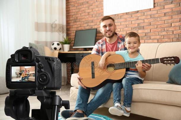 父亲和儿子记录吉他les儿子.教学音乐