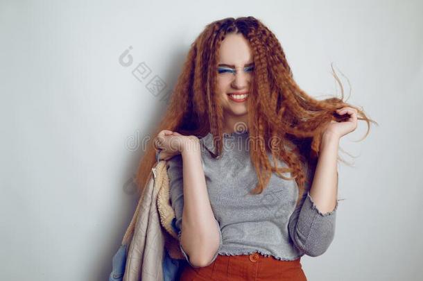 一女孩和卷曲的大的头发是（be的三单形式跳舞,一模型采用指已提到的人SaoTomePrincipe圣多美和普林西比