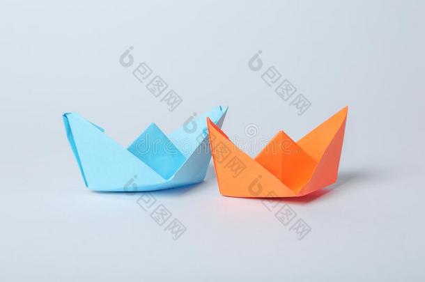 步在旁边步照片授课.怎样向做折纸手工纸小船.