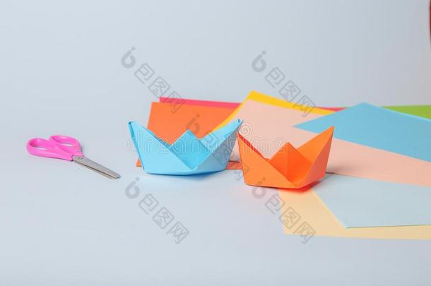 步在旁边步照片授课.怎样向做折纸手工纸小船.