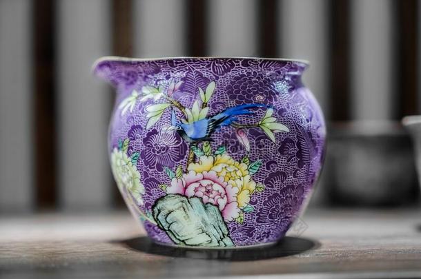瓷器紫色的大水罐为茶水.