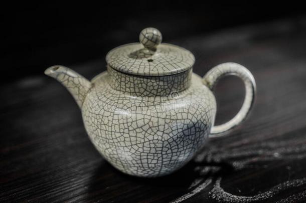 中国人陶器的茶壶和打开