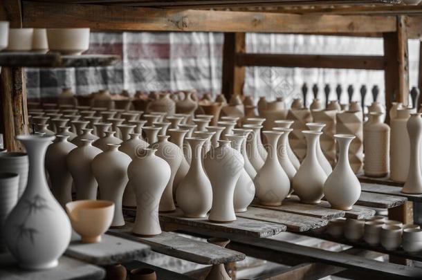 瓷装饰瓶.制陶术大量生产