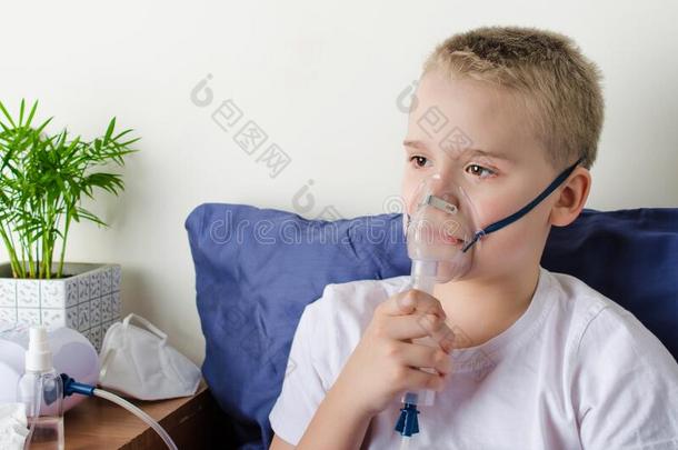 恶心的男孩呼吸通过喷雾器,吸入器为治疗预防