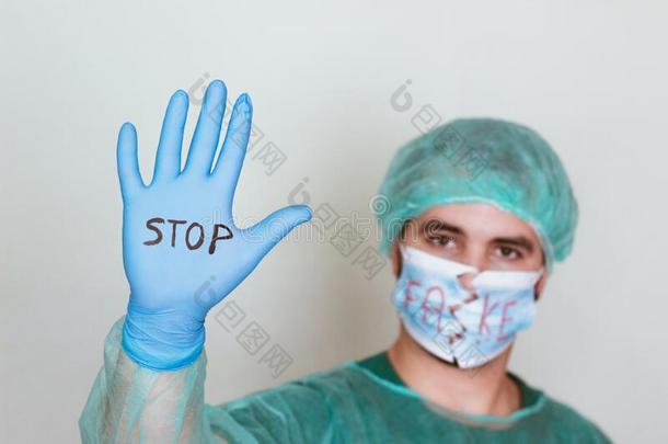 困恼的医生和凸起的手采用谁的手套放指已提到的人单词standingorder经常订单