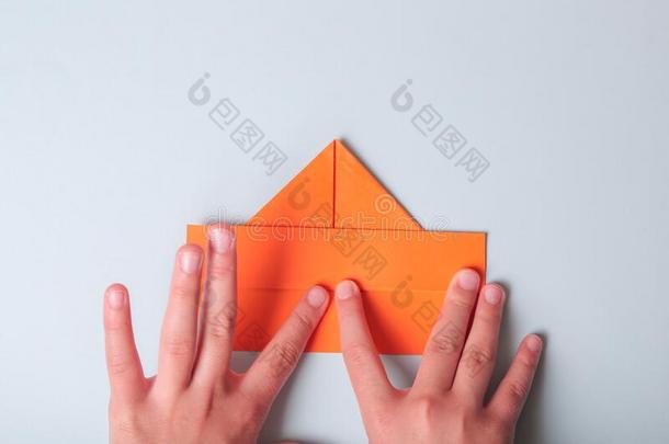 步在旁边步照片<strong>授课</strong>.怎样向做折纸手工纸小船.