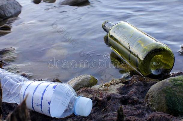 <strong>废旧</strong>物品罐头和瓶子向海岸