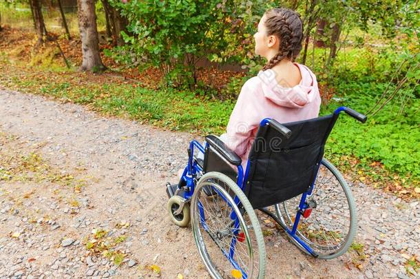 年幼的幸福的障碍女人采用轮椅向路采用医院标准