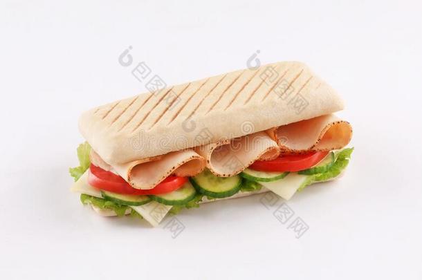 意式热三明治三明治烤火鸡和奶酪向白色的背景