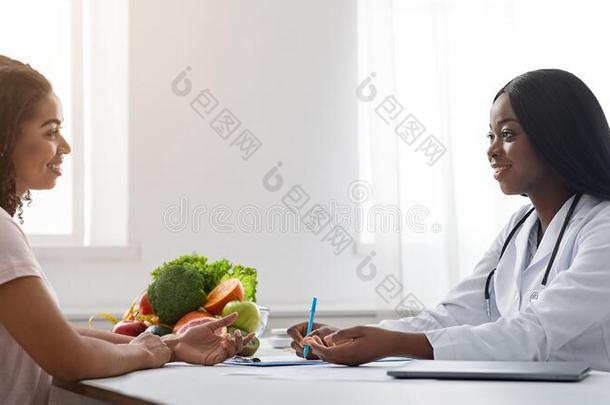 年幼的女人拜访营养学家,所有交谈在诊所