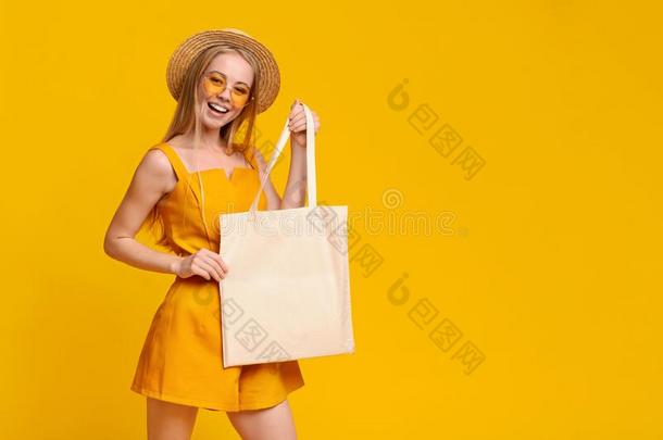 空白的手提袋采用手关于微笑的女孩采用夏衣服