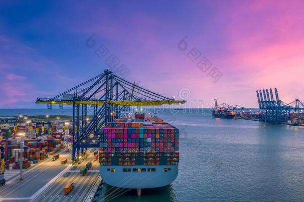 容器货物船在工业海港口,im港口ex港口商业
