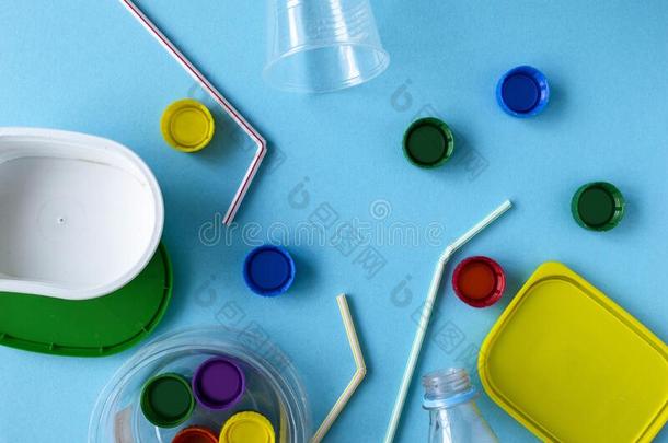 塑料制品污染.塑料制品capitals大写字母,瓶子,玻璃,管,容器