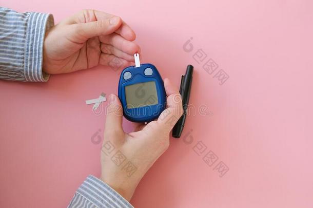 女人做血葡萄糖量度使用血糖测计仪.Gestatio