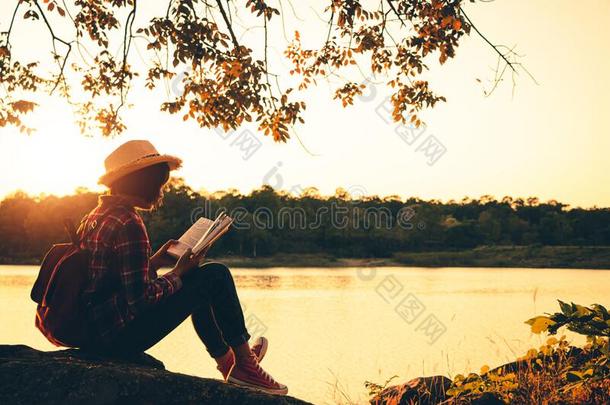 女人阅读书采用指已提到的人假日采用清静的自然,观念阅读采用g