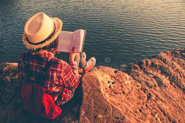 女人阅读书采用指已提到的人假日采用清静的自然,观念阅读采用g