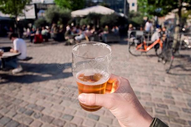 啤酒玻璃采用手关于孤独的人,walk采用g向城市大街.society社会