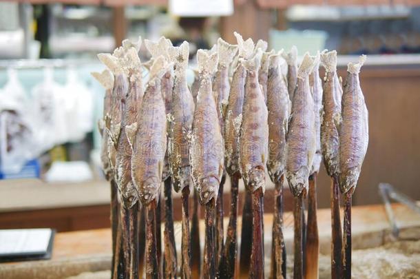 传统的日本人方式烤的鱼香鱼粘贴和盐采用英语字母表的第12个字母