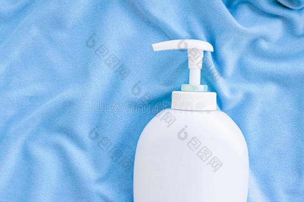 空白的标签瓶子关于抗菌的液体肥皂和h和消毒