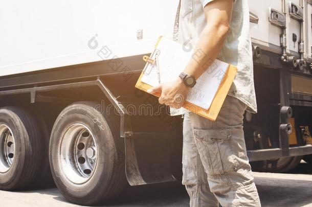 货车驾驶员佃户租种的土地有纸夹的笔记板检查安全检查一货车