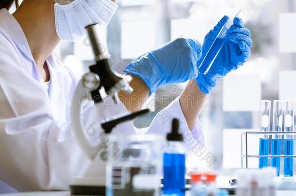 科学家做研究采用实验室采用白色的实验室上衣,拳击手套一