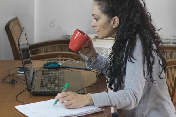 黑头发的妇女女人电讯家庭<strong>办公</strong>/<strong>在家办公在家</strong>为科维德-19