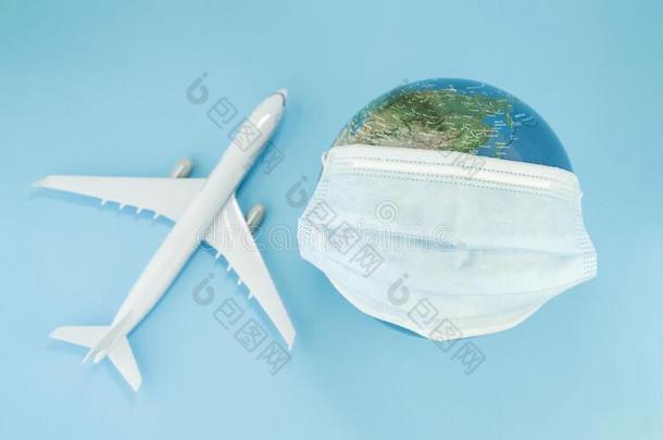 飞机和地球模型,呼吸的保护医学的面具英文字母表的第19个字母