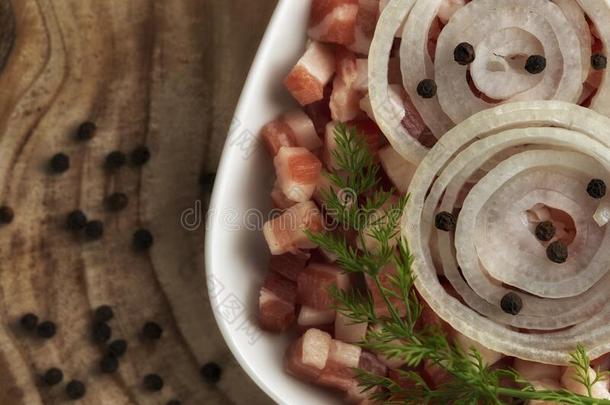 意大利人非燻制的咸猪肉,培根立方形的东西,将切成小方块火腿,切了猪肉,刨切的向